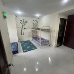 Phòng master rộng gần 40m2 có toilet riêng biệt, gió mát quanh năm