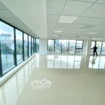 Cho thuê vp 200m2 thông sàn lô góc ngã 4 phố cầu giấy, giá 38triệu/tháng