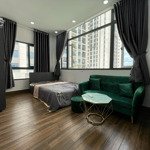 Căn hộ cửa sổ view kính, rộng 30m2 - trống sẵn, ngay chung cư hà đô, vòng xoay dân chủ