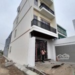 Bán nhà nhà sân cổng đường rộng 10m oto tránh nhau