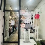 Sang nguyên căn gồm mặt bằng shop thời trang full nội thất+ 1 lầu- hẻm lớn võ thị sáu, q3