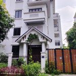 Cc bán căn biệt thự song lập dt 130m2 x 4.5 t, vị trí đẹp nhất dự án, gần hồ trung tâm, giá đầu tư