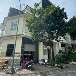 Nhà phố 3 tầng, góc 2 mặt tiền kdc hoàng hùng, dĩ an, bình dương