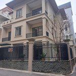 Nhà biệt thự phố trần quốc hoàn. dt 200m2 xd 140m2 x 3 tầng, nhà mới xây, lô góc 2 mặt tiền