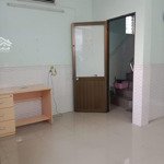 Nhà mình cho thuê nguyên lầu 2, phòng có cửa sổ thoáng mát, có sẵn máy lạnh