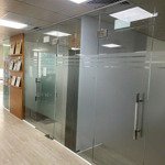 Nhượng văn phòng tại ngõ 11 duy tân, sẵn nội thất vách kính, sàn lô góc 2 mặt thoáng, full kính