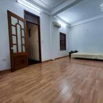 Cho thuê nhà riêng phố đội cấn, ba đình 35m2, 5 tầng, nhà đẹp ở luôn, ô tô đỗ cửa