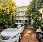 Biệt thự sân vườn - nội thất cao cấp - ngay suối tiên - 230m2 ngang 8.2m - không tìm thấy căn thứ 2
