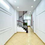 Bán nhà hoàng mai 45m2, 3 tầng ở luôn, ngõ thông, gần phố, sát hồ đền lừ, gần oto. giá 6.95 tỷ