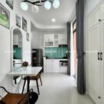 Căn hộ 1 pn siêu sang, đẹp- ban công, cửa kính cực chill, dịch vụ dọn phòng ngay sân bay tsn