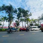 đất cao bá quát ra sông hàn 100m, sát cầu rồng và cầu tình yêu. đường đẹp, kinh doanh tốt!