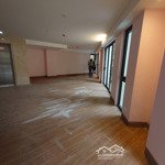 Cho thuê nhà mp tràng thi, dt 100m x 3 tầng 1 hầm, mt 15m, thông sàn, thang máy, riêng biệt, 100 tr