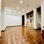 Tập thể bộ tài chính mặt phố hàng than, nhà đẹp, lô góc 2 mặt thoáng về ở luôn.