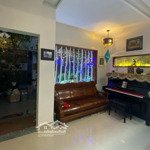 Idol nhà 3 tầng, kiệt 6m ông ích khiêm, oto tránh nhau, full nội thất, thiết kế hiện đại.
+ vị