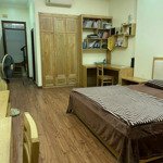 Cho thuê nhà hoàng quốc việt, dt 45m, 5 tầng, mt 4,5m, thông sàn, ô tô