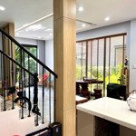 Cần cho thuê nhà phố vườn 1t1l trục đường 16m, căn bìa, đông nam, full nội thất giá 12,5tr/tháng