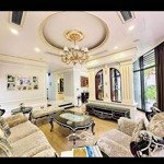 Chính chủ bán gấp căn biệt thự vườn đào, hồ tây, 100m2 mt 8m, 4 tầng có hầm giá 3x tỷ