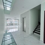 Cho thuê nhà nguyên căn mới 100%, hầm + 4 tầng giá 100 triệu/tháng, thang máy đầy đủ
