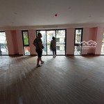 Cho thuê nhà mp tràng thi, siêu đẹp, thang máy. diện tích 90m2 x3 tầng. mặt tiền 15m. giá 100 triệu