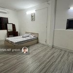 Phòng ban công rộng 35m view sông - mặt tiền võ văn kiệt q5 gần cầu nguyễn tri phương
