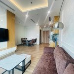 Cho thuê căn hộ 2pn 2wc 67m2 đủ đồ view hồ ban công đn toà r1 onsen .lh 0964007130 ạ