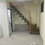 Nhà nhỏ, vị trí đẹp, dt 5,6mx4,2m, trệt, 2 lầu, 3pn, 2wc, hẻm 3m 1/ thẳng thông