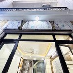 Nhà nằm vị trí đẹp, gần phố nhiều tiện ích xung quanh, gần phố, ba gác đỗ cửa, gần siêu thị trường