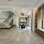 Cho thuê villa hồ lakeview city quận 2, mặt tiền hồ 3.6ha 8x22m 1 trệt 2 lầu giá 45 triệu full mới
