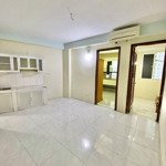 Căn hộ 2n1k cực thoáng 50m2, đh, nl, kệ bếp, tại ngõ 42 triều khúc, giá 5.7tr/tháng