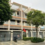 Nhà nguyên căn dt 5 x 21m,hầm + 4 lầu ,phù hợp vừa làm công ty vừa ở tại vạn phúc city.