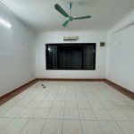 Cho thuê nhà trung hoà - cầu giấy. 130m2 x 5 tầng, mt 5.5m. tầng 1 thông, các tầng trên chia 2