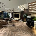 Căn penhouse hiện đại, sang trọng hứa hẹn là một không gian sống ấn tượng. với 269m2 xem thêm...
