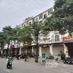 Bán tòa nhà mặt phố tôn thất thuyết. 1 tầng hầm và 6 tầng nổi. hơn 2000m2 sàn. giá đầu tư