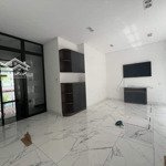 Cho thuê nhà nguyên căn ở saritown sala, dt 560m2, giá 128tr, vị trí đắc địa