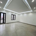 Dt 93 m 8 tầng mt 5.7m- hai thoáng - thang máy - kdvp- gara siêu rộng -cầu giấy