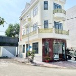 Nhà vừa hoàn thiện. toạ lạc tại kdc cao cấp lê phong. trệt 2 lầu gồm 3 pn- 4wc. dt: 74.8m2. giá 5.8