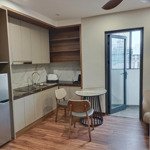 Chính chủ cho thuê căn hộ dịch vụ 50m2 1 ngủ 1 khách riêng phố hồng tiến giá 12 triệu:lh 0916393862