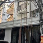 ô tô đỗ cửa căn hộ dịch vụ bách - kinh - xây chưa bao giờ hết hot 19 phòng dòng tiền 1,2 tỷ/ năm.