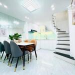 Nhà đẹp ở luôn đại la, hai bà trưng 15m, 4 tầng, mt 3m, giá 2.98 tỷ.
