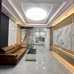 độc lập - xây mới đương lê lợi, sân cổng rộng. giá rẻ