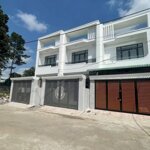 Nhà 2 lầu 1 trệt mới xây đường nhựa 8m 3.8 tỷ/100 m2
