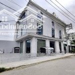 Cho thuê tòa nhà mặt tiền huỳnh văn luỹ, thủ dầu một, bình dương
- diện tích hơn 600m2 sàn.