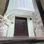 Cần bán nhà 2 tầng cũ (xác định bán đất), sổ vuông đẹp, cách phố 10m, gần trường chợ, siêu thị