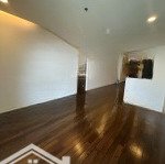 Cho thuê căn hộ mặt phố thành thái. 90m2 gồm 3 phòng ngủ. sàn gỗ đồ cơ bản. 13tr/th