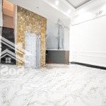 Mới tinh trắng như ngọc trinh.thang máy chạy vù vù .
full nội thất ,chỉ việc ở . miễn chê