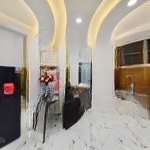 Xe hơi tới cổng , ngay giữa khu phố ẩm thực phan xích long - trường sa