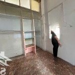 Bán nhà quận 3 cấp 4 tiện xây mới . gốc 2 mặc tiền hẻm thông thoáng
