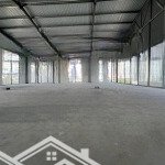 Cho thuê nhà nguyên căn, dt 20x21m. trệt - lửng, 2 tầng sàn suốt. lh quân 0901380809