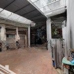 Chính chủ mình cần bán gấp căn nhà phố nguyễn văn cừ, dt 96m2, mt 5m, gần trường, chợ