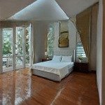 Cho thuê biệt thự lô góc sang trọng sẵn nội thất kđt mỹ đình 2. dt 210m2 x 4 tầng, mt 30m. giá 50tr
